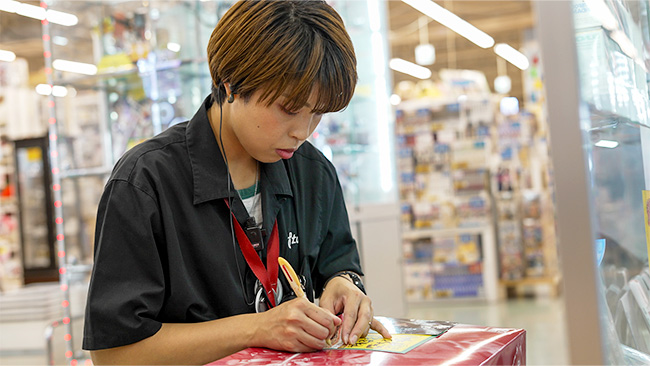 写真：仕事中の東谷さん